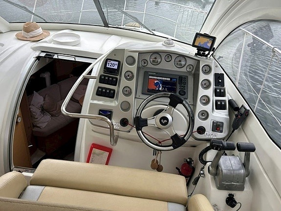 Beneteau Monte Carlo 32 HT - 2 x Volvo Penta 5,7 GI 13 of 22