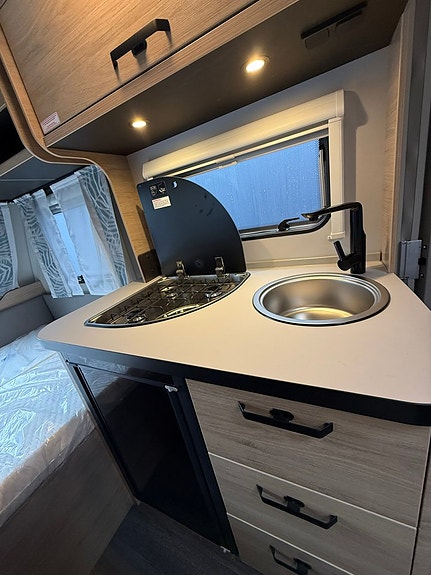 Weinsberg CaraOne 390QD 6 of 13