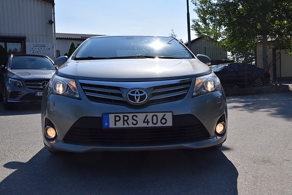 Toyota Avensis 2 of 5