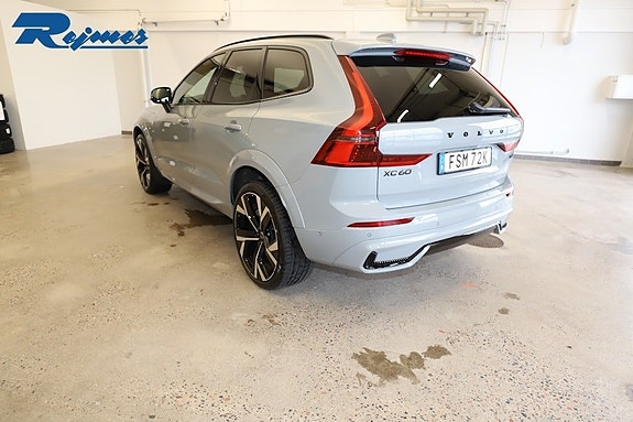 Volvo XC60 2 of 5