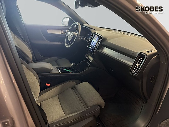 Volvo XC40 12 of 25
