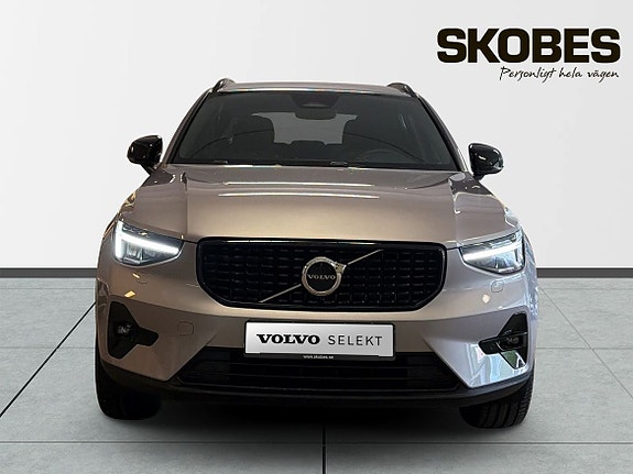 Volvo XC40 2 of 5