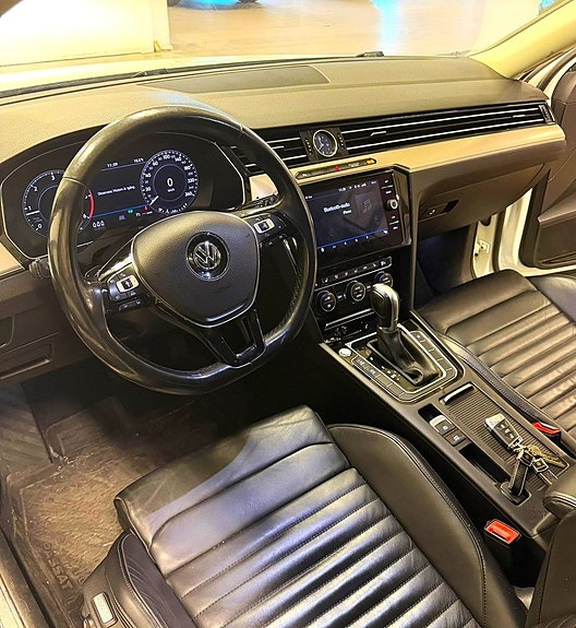 Volkswagen Passat 12 of 18