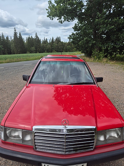 Mercedes-Benz 190 2 of 5