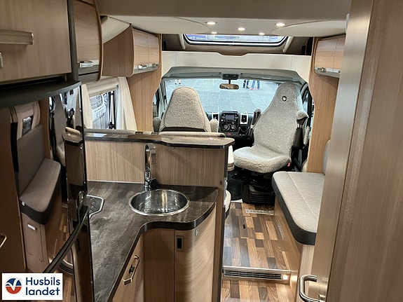 Knaus Sky Wave 700 Meg 10 of 16