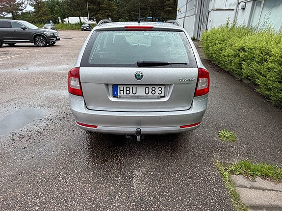 Skoda Octavia 2 of 4