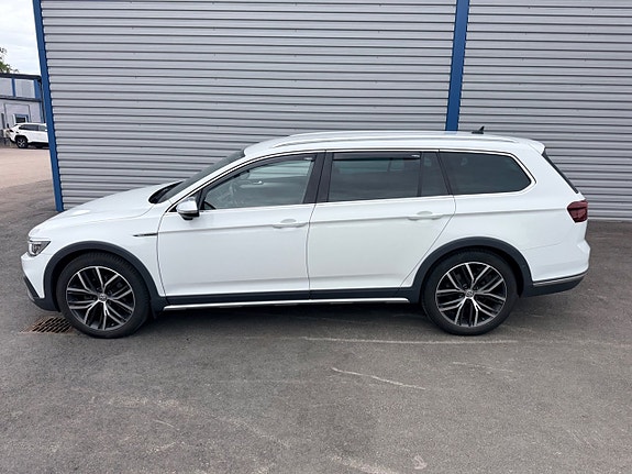 Volkswagen Passat Alltrack 2 of 5