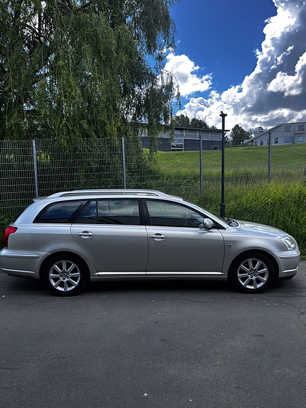 Toyota Avensis 2 of 5