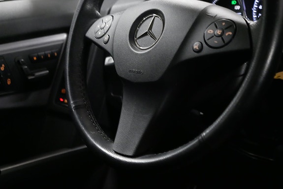Mercedes-Benz GLK320 15 of 20