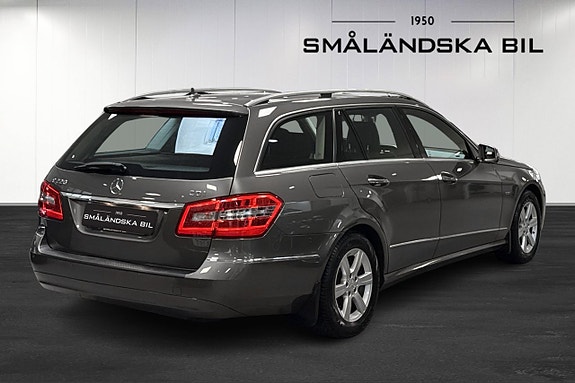 Mercedes-Benz E220 4 of 5