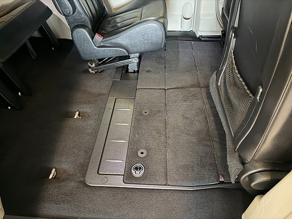 Chrysler Town & Country 18 of 30