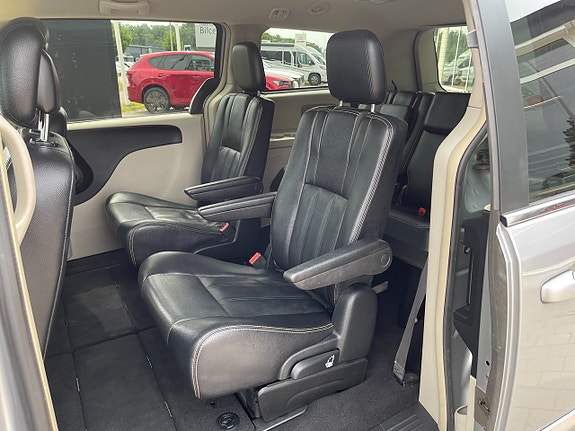 Chrysler Town & Country 11 of 30