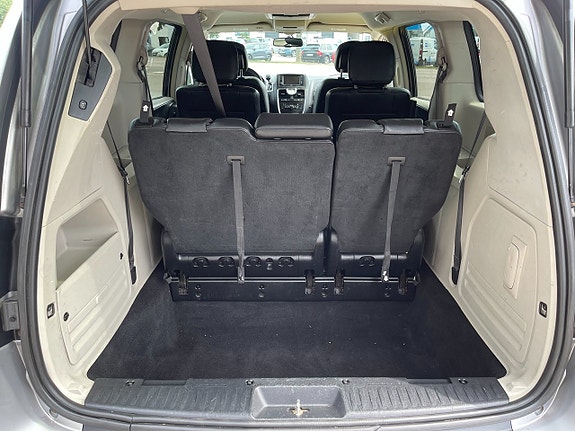 Chrysler Town & Country 13 of 30