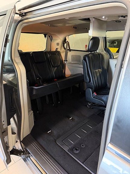 Chrysler Town & Country 17 of 30