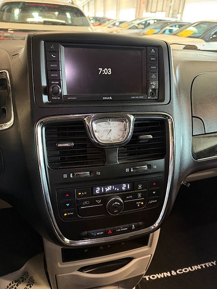 Chrysler Town & Country 23 of 30