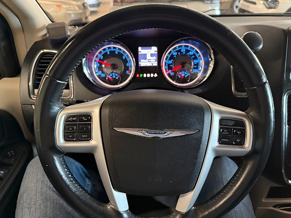 Chrysler Town & Country 24 of 30
