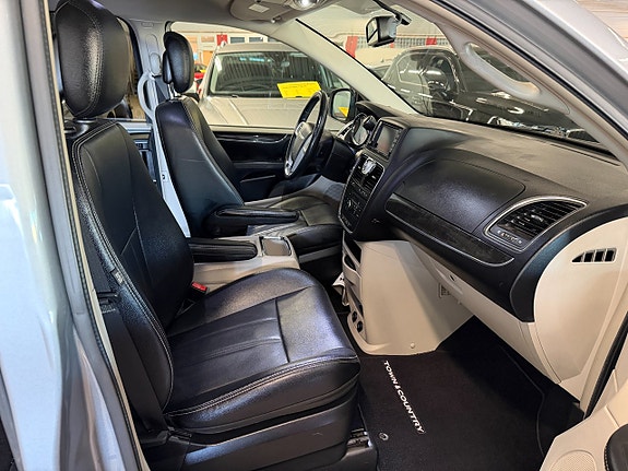 Chrysler Town & Country 19 of 30