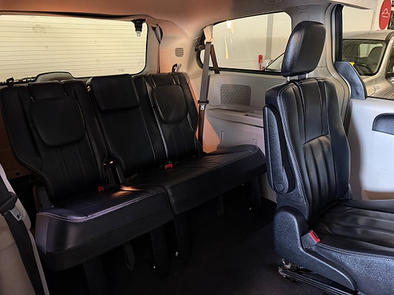 Chrysler Town & Country 16 of 30