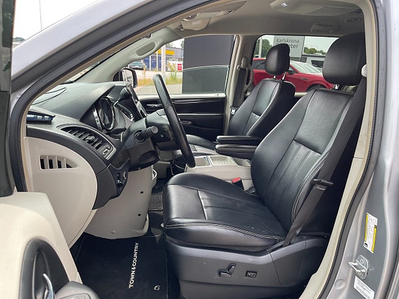 Chrysler Town & Country 9 of 30