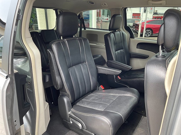 Chrysler Town & Country 14 of 30