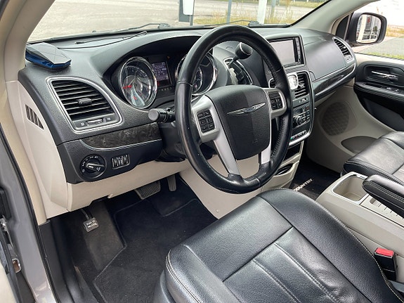 Chrysler Town & Country 10 of 30