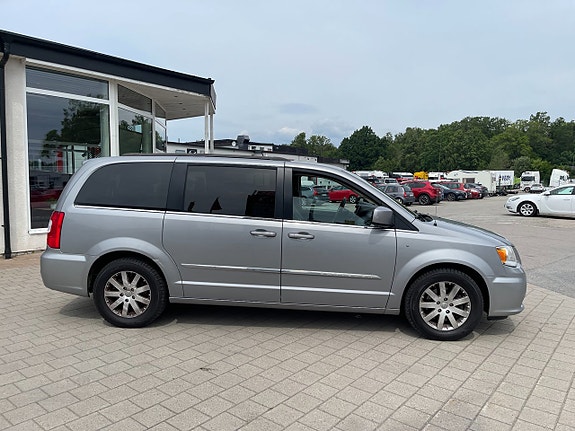 Chrysler Town & Country 4 of 30