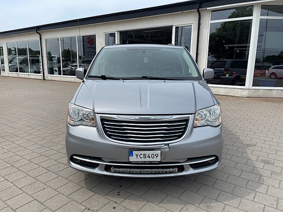 Chrysler Town & Country 2 of 30