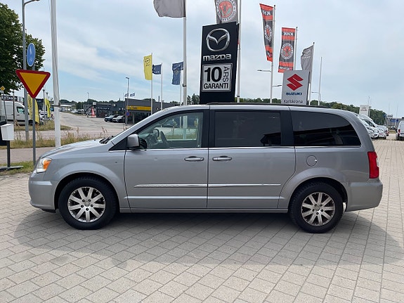 Chrysler Town & Country 8 of 30