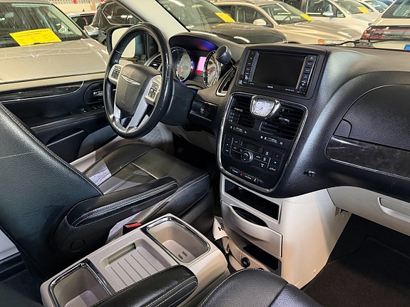 Chrysler Town & Country 20 of 30