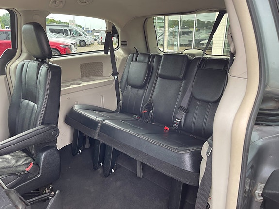 Chrysler Town & Country 12 of 30