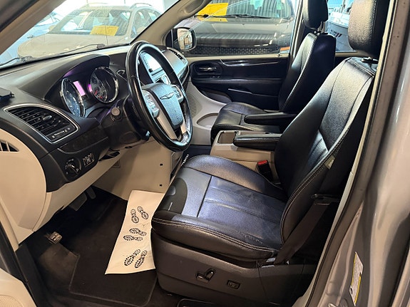 Chrysler Town & Country 22 of 30