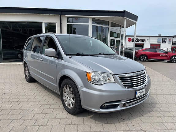 Chrysler Town & Country 3 of 30