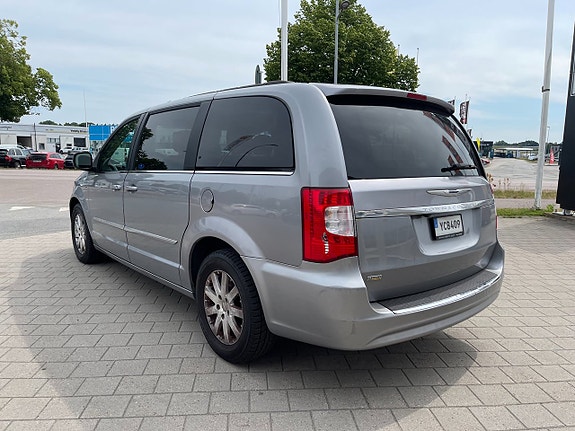 Chrysler Town & Country 7 of 30