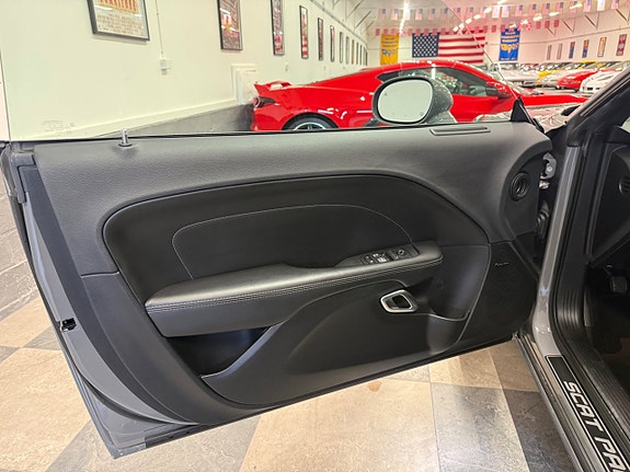 Dodge Challenger 23 of 26