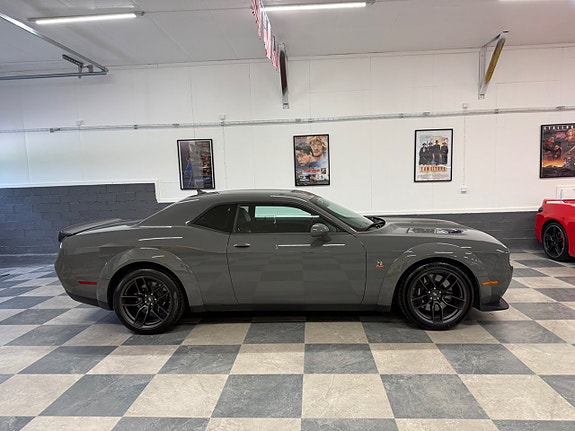 Dodge Challenger 2 of 5