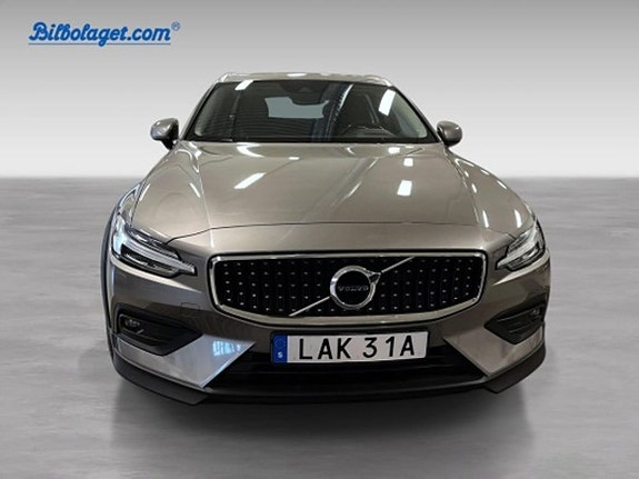 Volvo V60 Cross Country 2 of 5