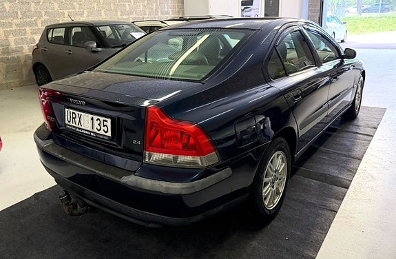 Volvo S60 4 of 5