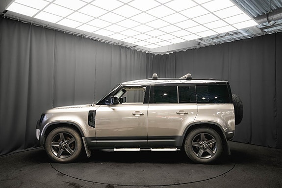 Land Rover Defender 110 9 of 30