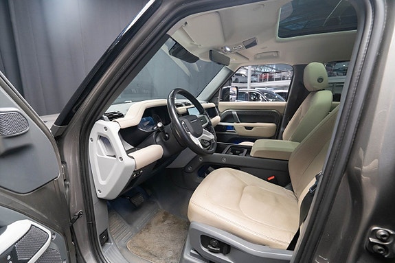 Land Rover Defender 110 17 of 30