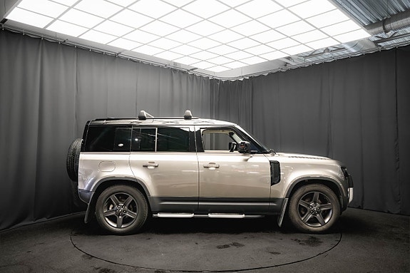 Land Rover Defender 110 5 of 5