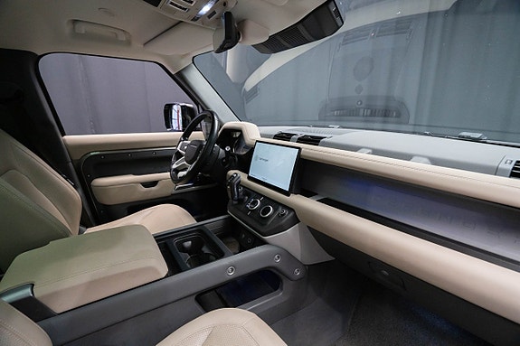 Land Rover Defender 110 16 of 30