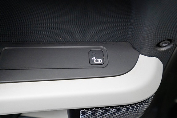 Land Rover Defender 110 22 of 30