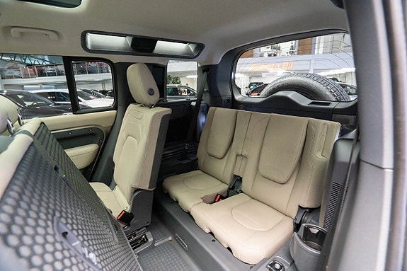 Land Rover Defender 110 12 of 30