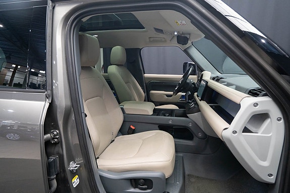 Land Rover Defender 110 18 of 30