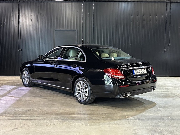 Mercedes-Benz E200 4 of 5
