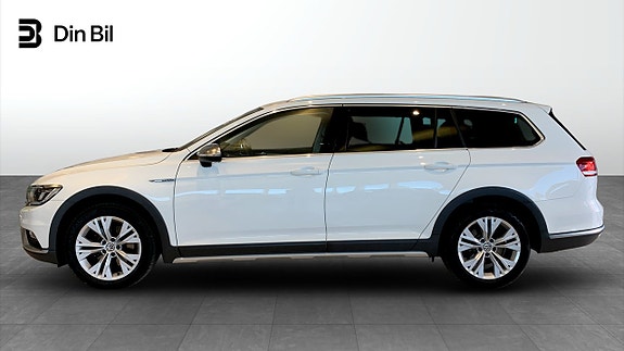 Volkswagen Passat Alltrack 2 of 5