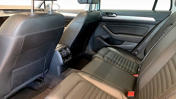 Volkswagen Passat Alltrack 12 of 14