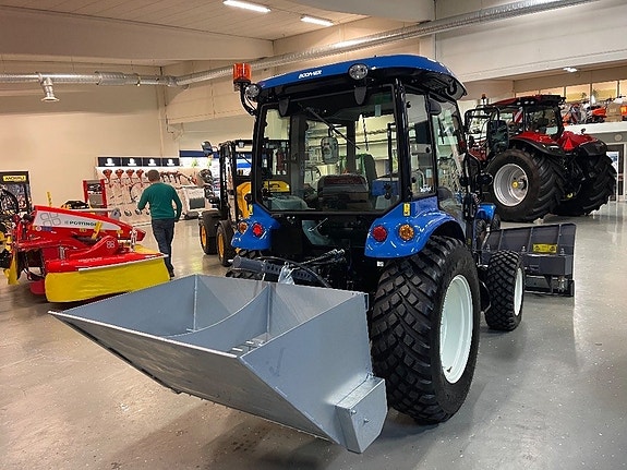 New Holland Boomer 55 ny med v-plog & sandspridare 2 of 6