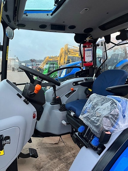 New Holland T4.75 S ”Snöröjaren” 4 of 5