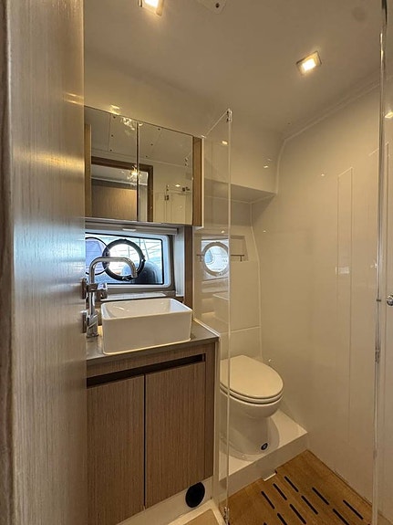 Sealine C390 / 2x Volvo Penta 380 HK D6 / 2020 12 of 12